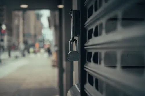 Padova, stop di 30 giorni a un bar in via dell’Internato Ignoto: licenza sospesa per motivi di ordine pubblico