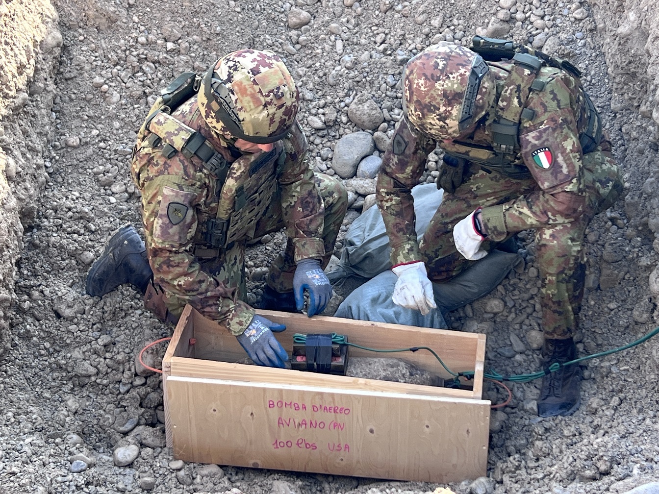 Aviano, concluso il disinnesco dell’ordigno della Seconda guerra mondiale nell’area aeroportuale