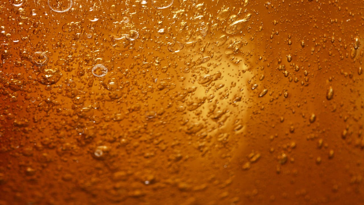 Colore ambra per pareti: come usarlo per creare ambienti caldi e coerenti