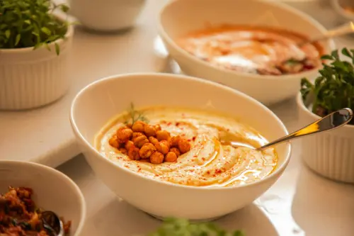 Hummus fatto in casa: ricetta originale libanese, varianti e consigli