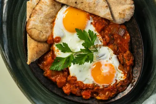 Shakshuka: la ricetta mediorientale delle uova in salsa di pomodoro speziata