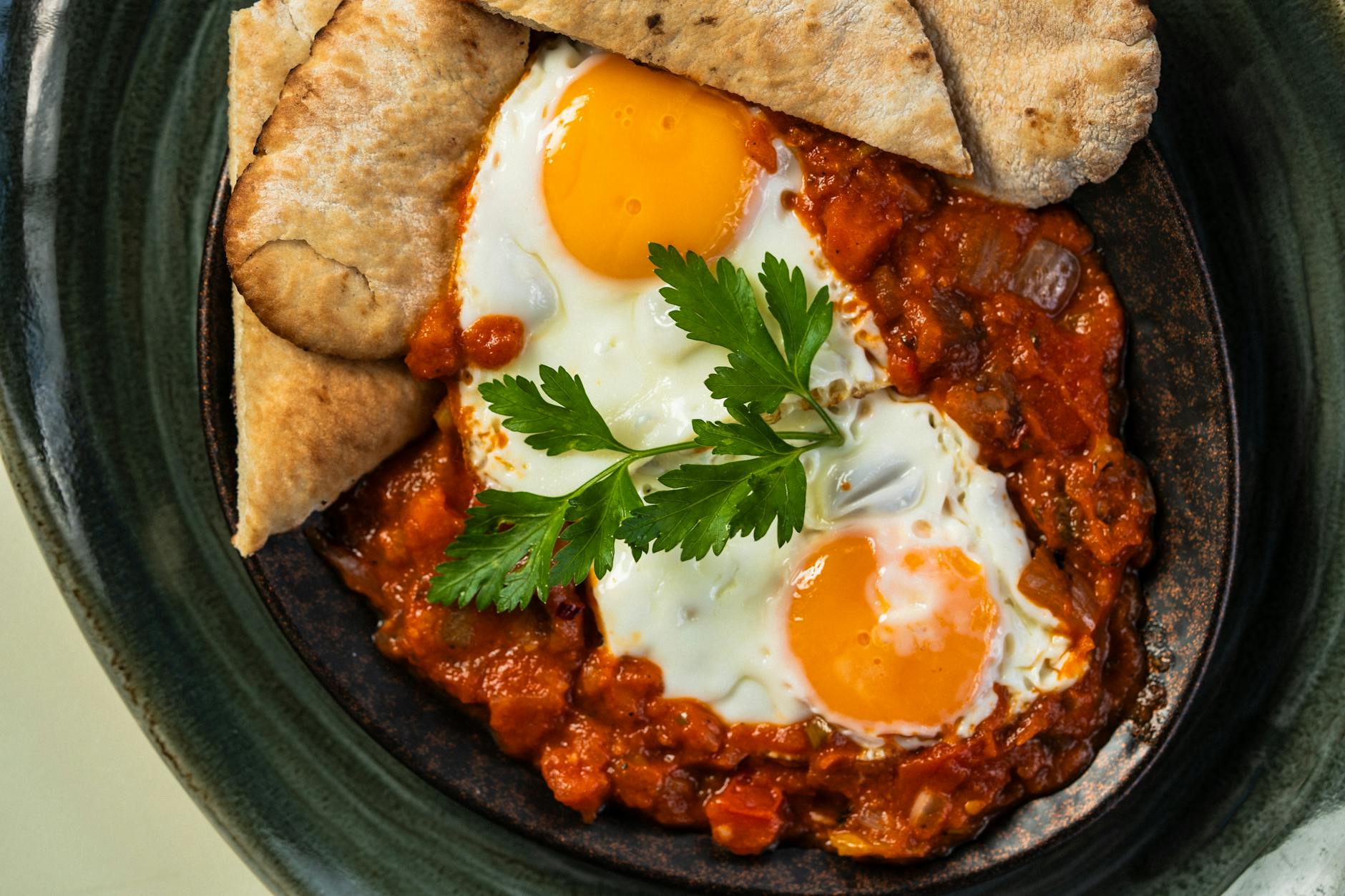 Shakshuka: la ricetta mediorientale delle uova in salsa di pomodoro speziata