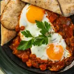 Shakshuka: la ricetta mediorientale delle uova in salsa di pomodoro speziata