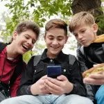 Veneto, Stefani rilancia lo stop ai social per gli under 14